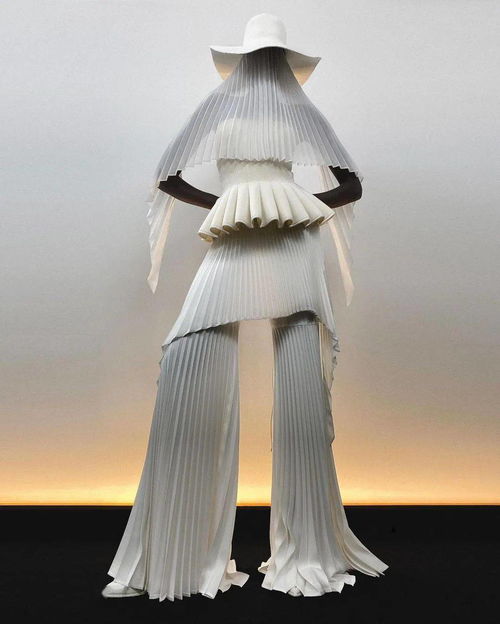 服装能传达女性力量吗 鬼才设计师 robert wun先锋视觉造型赋予女性独一无二的力量