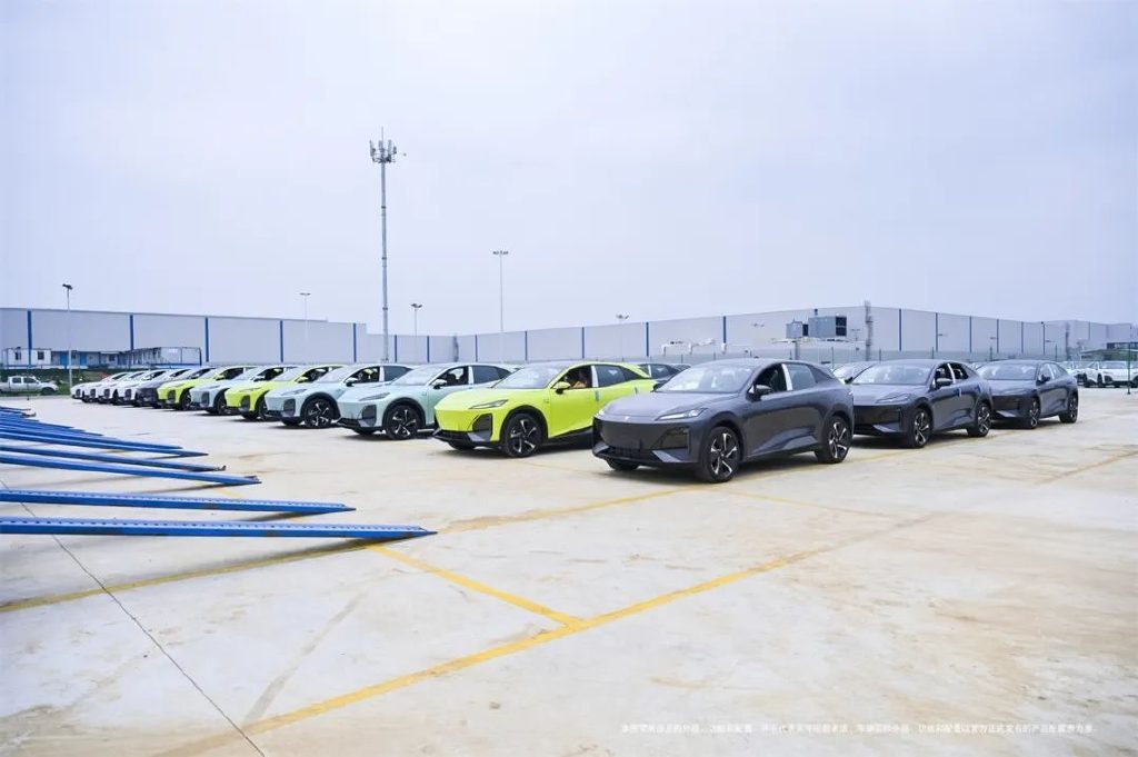 订单火爆的深蓝S7首批量产车下线发运